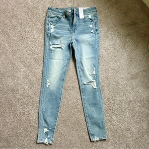 New never worn American Eagle light wash high rise jeggings/jeans. Size 6, 28W.